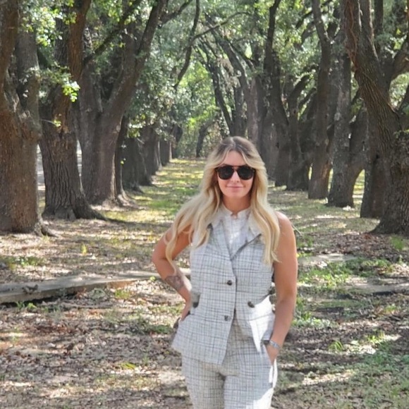 Meet Your Posher, Kara - Picture 1 of 4